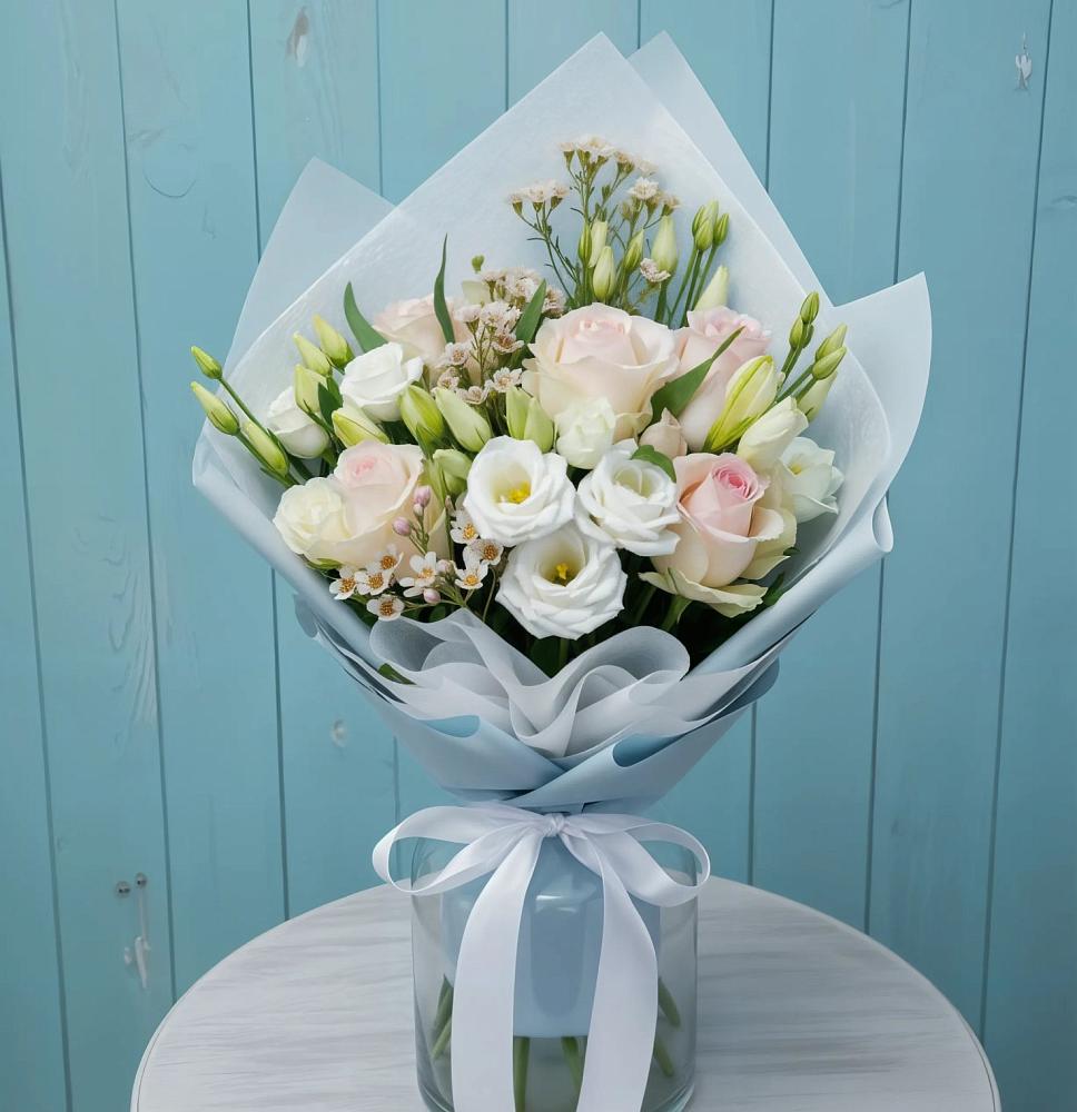 Букет цветов из: Розы и Лизиантусы в Леонтьево