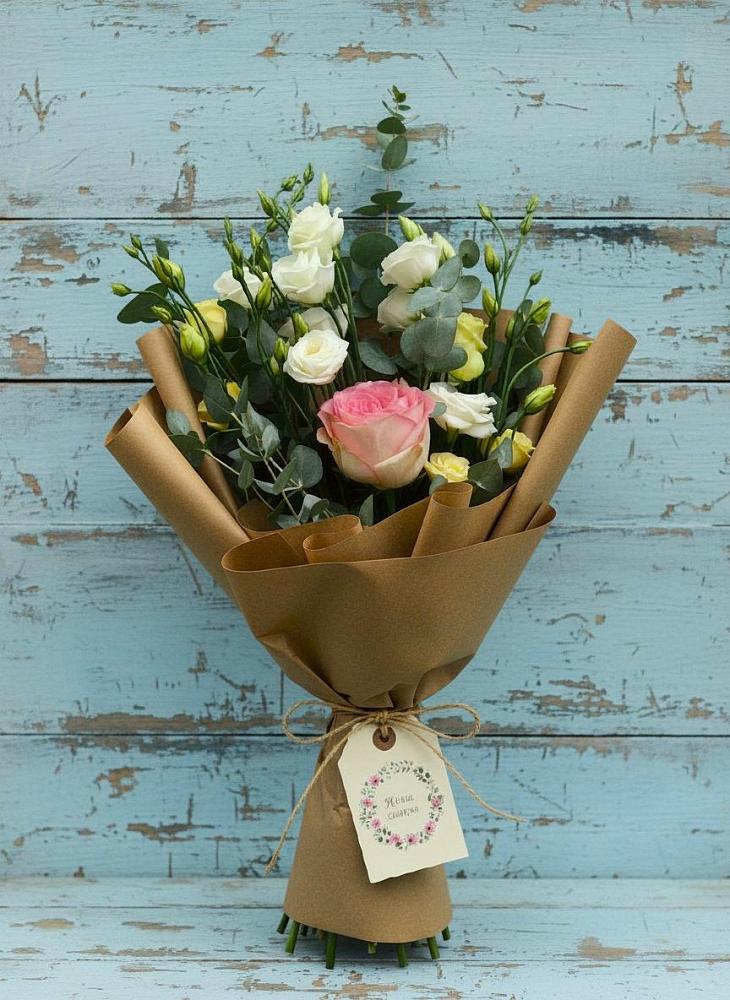 Букет цветов из: Розы и Лизиантусы в Леонтьево