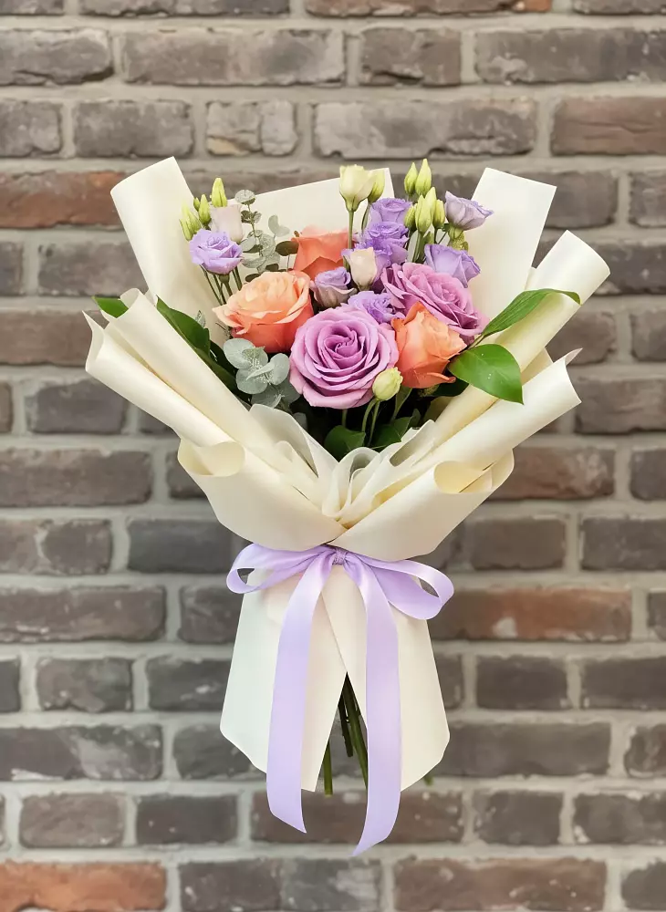 Букет цветов из: Лизиантусы и Розы в Леонтьево