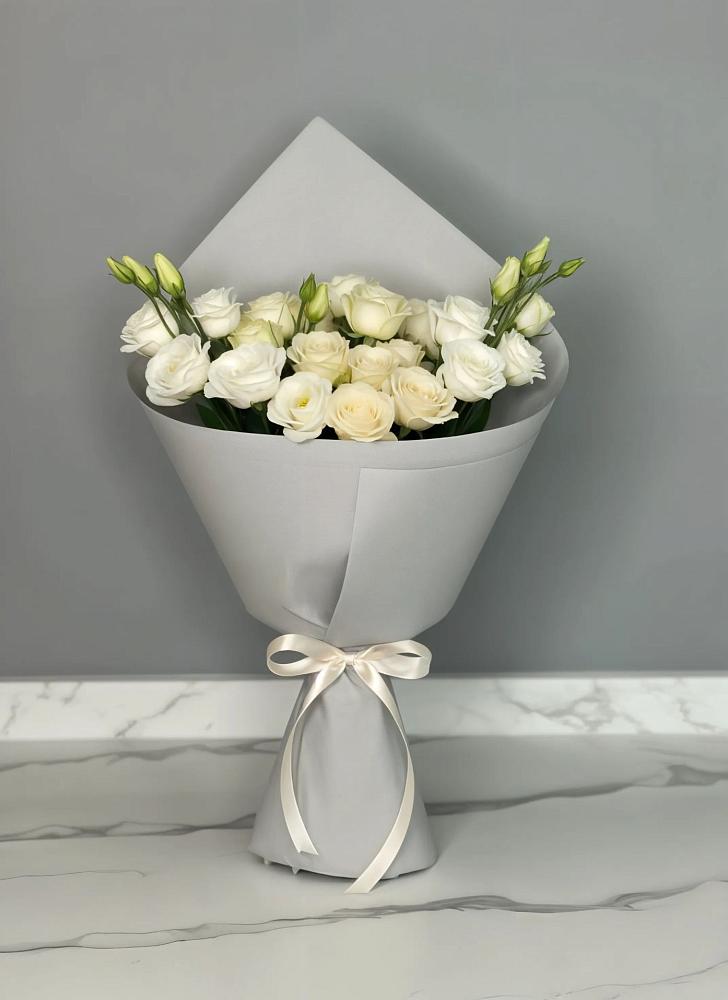 Букет цветов из: Розы и Лизиантусы в Леонтьево