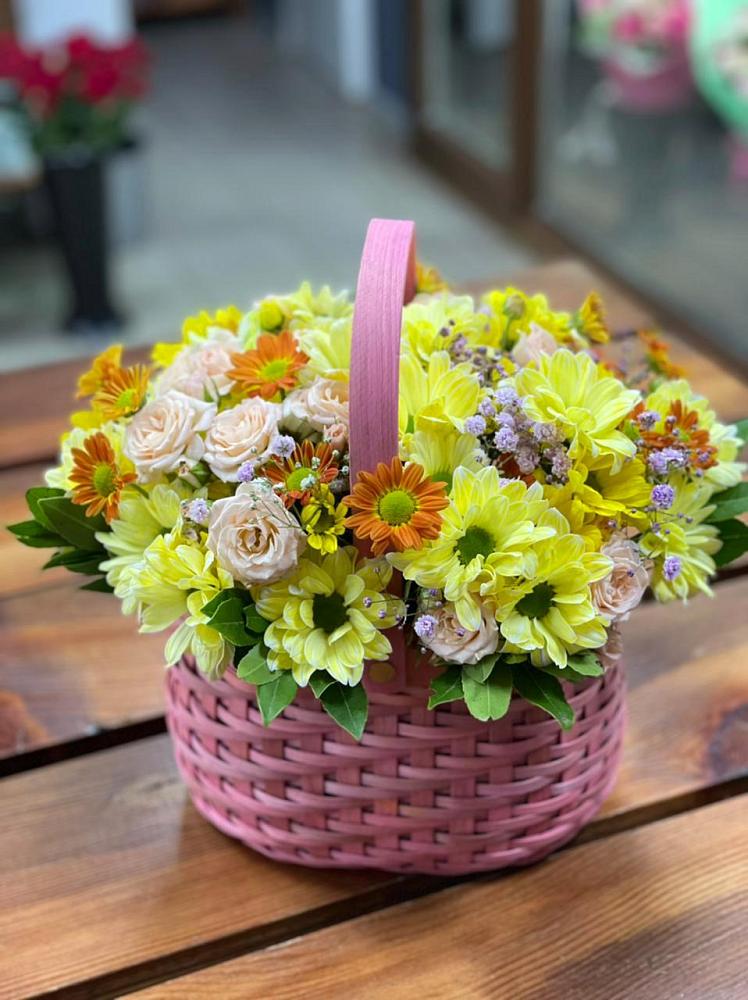Цветочная композиция из Хризантемы и Розы в корзине в Леонтьево