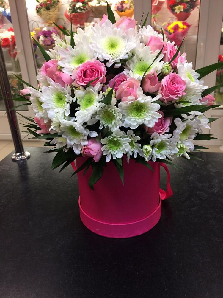 Цветочная композиция из Розы и Хризантемы в шляпной коробке в Леонтьево