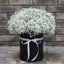 Цветочная композиция из Гипсофила в шляпной коробке в Леонтьево