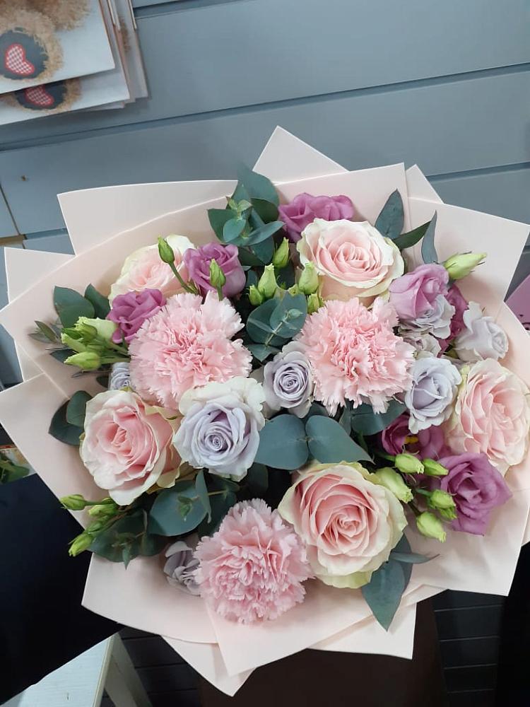 Букет цветов из: Розы, Гвоздики и Лизиантусы в Леонтьево