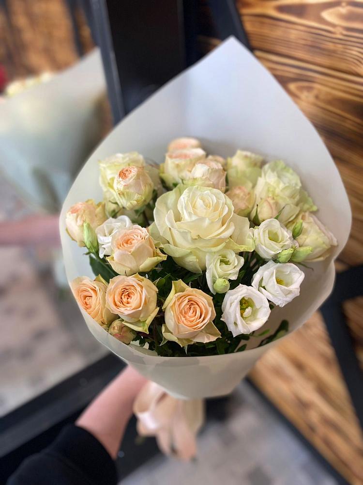 Букет цветов из: Розы и Лизиантусы в Леонтьево