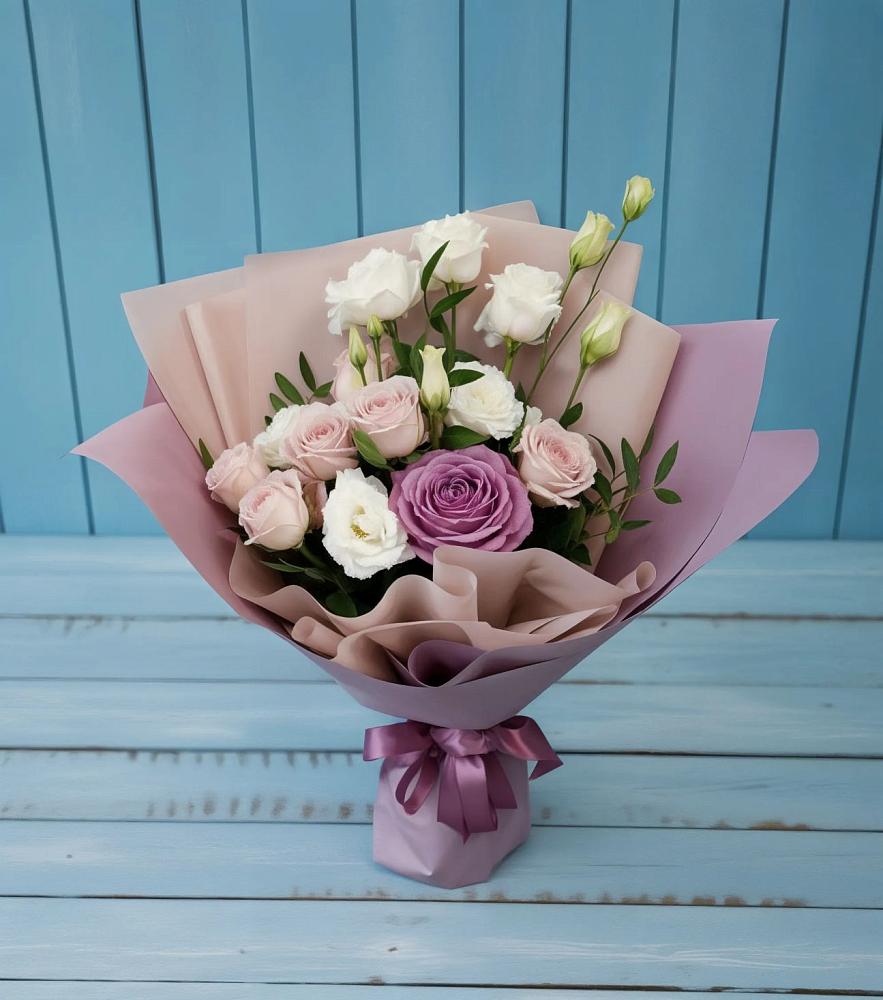 Букет цветов из: Розы и Лизиантусы в Леонтьево